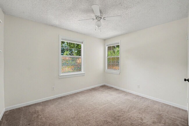 Building Photo - 3 Bed 2 Bath Home with Great Outdoor Space!