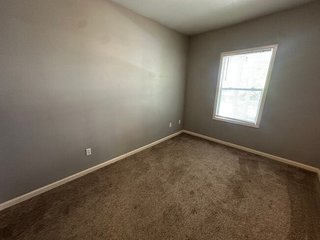 Building Photo - Updated 3-bed 1-bath upper home in Sunnyside with clean finishes and a fresh contemporary feel!