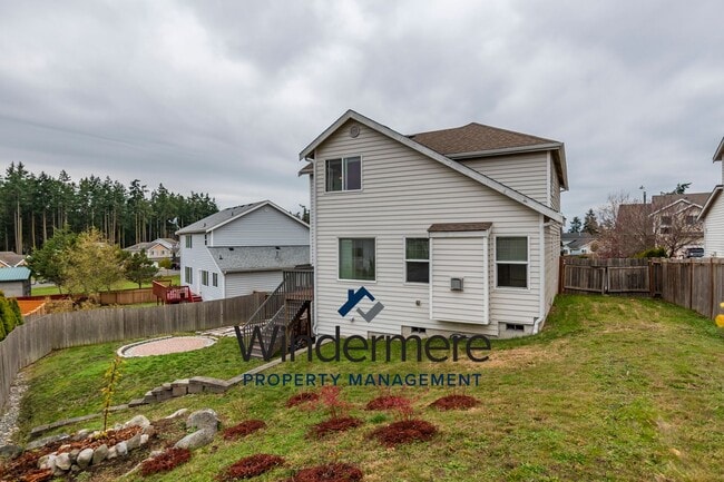 Building Photo - Two story 4 bedroom 2.5 bath Home.