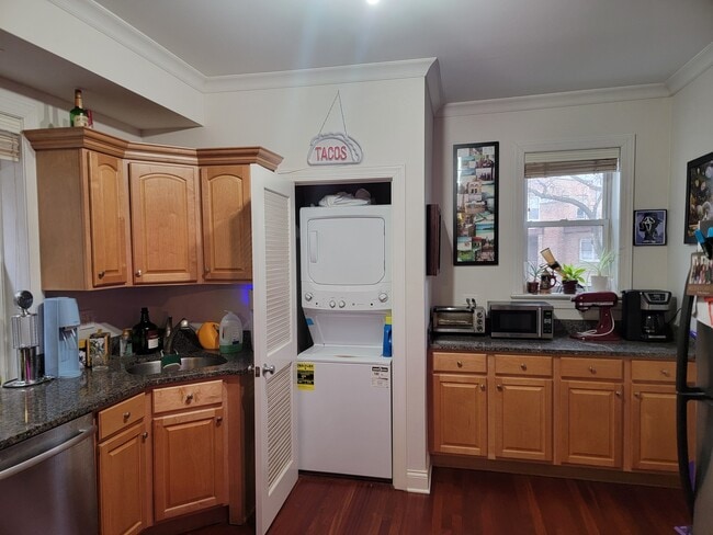 Building Photo - 7627 N Greenview Ave