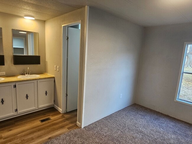 Building Photo - 3 bed 2 bath mobile home Secrion 8 accepted