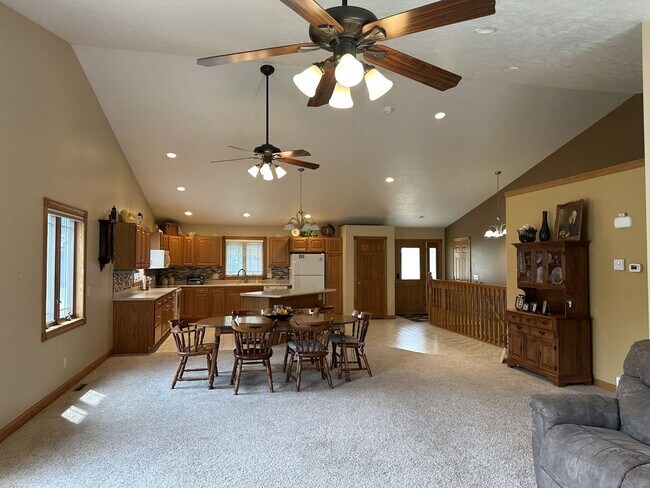 Building Photo - Spacious 3 Bed / 3 Bath Duplex in Sanborn, IA