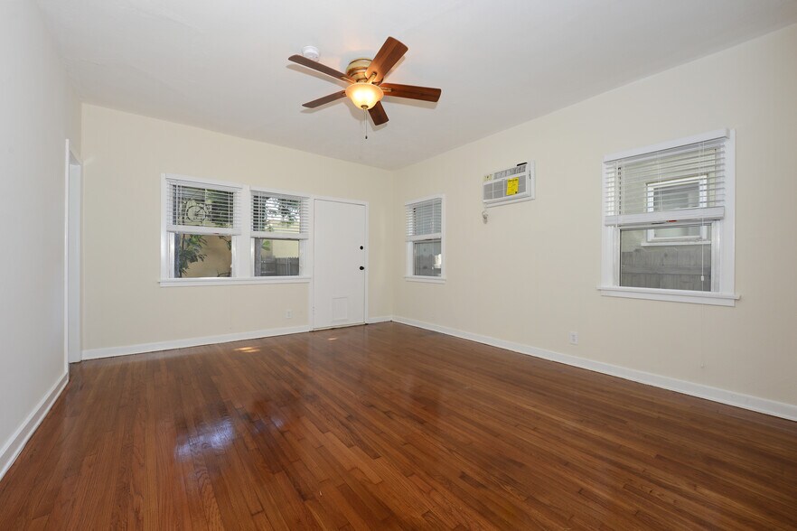 Building Photo - 331 S Reeves Dr