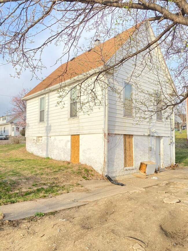 Building Photo - Large 2 bed 1 bath house