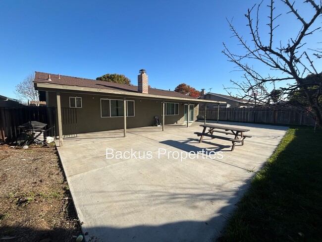 Building Photo - Three bedroom Home off Davis Rd. in Laurel...