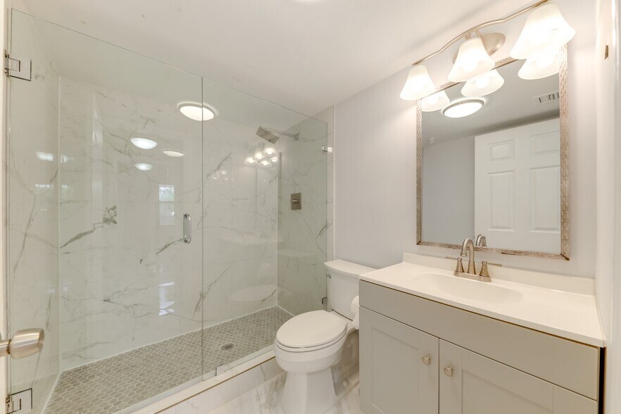 Guess Room Full BATH - 896 N Federal Hwy