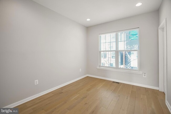 Building Photo - 621 Parkside Pl NE