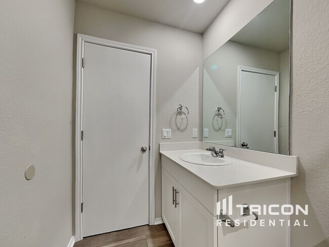 Building Photo - 5105 Saddle Clb Dr