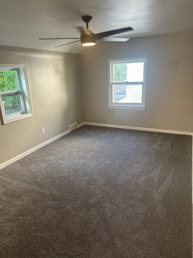 Building Photo - Stunning South Euclid 3 Bedroom