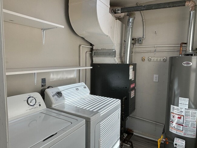 Building Photo - 5653 Indianola Ave