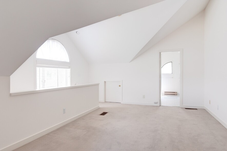 Building Photo - 475 Arsenal St