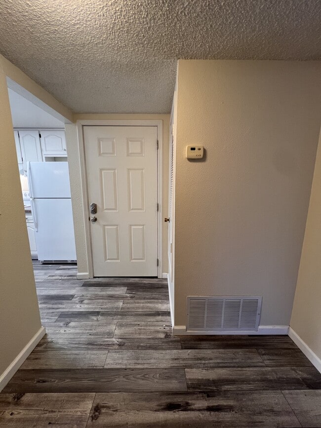 Building Photo - 302 Pleasant St