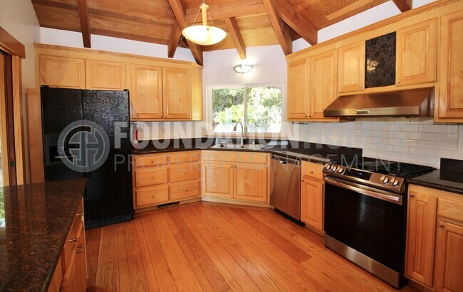 Building Photo - Spacious and Bright Tam Valley Home!  Mult...