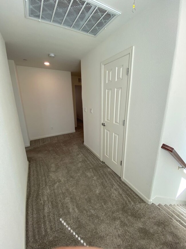 Building Photo - Gorgeous Like Low Maintenance 4 Bedroom wi...
