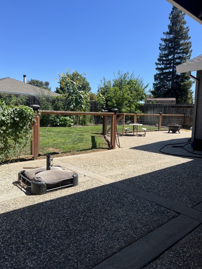 Building Photo - 1741 Tamarack Dr