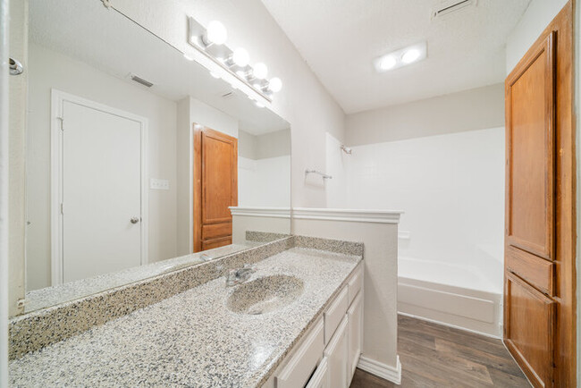 Building Photo - Wyngate Townhomes 3924W