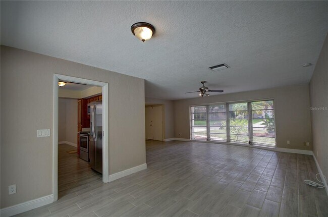 Building Photo - 904 Wellington Dr
