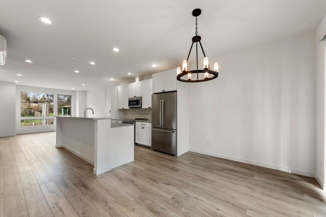 Building Photo - Modern 3 Bed 3.5 Bath Townhome with Garage, Balcony and Fenced Yard Near Light Rail