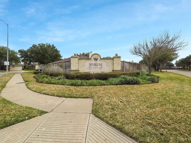 Building Photo - 4927 Deep Glen Ln