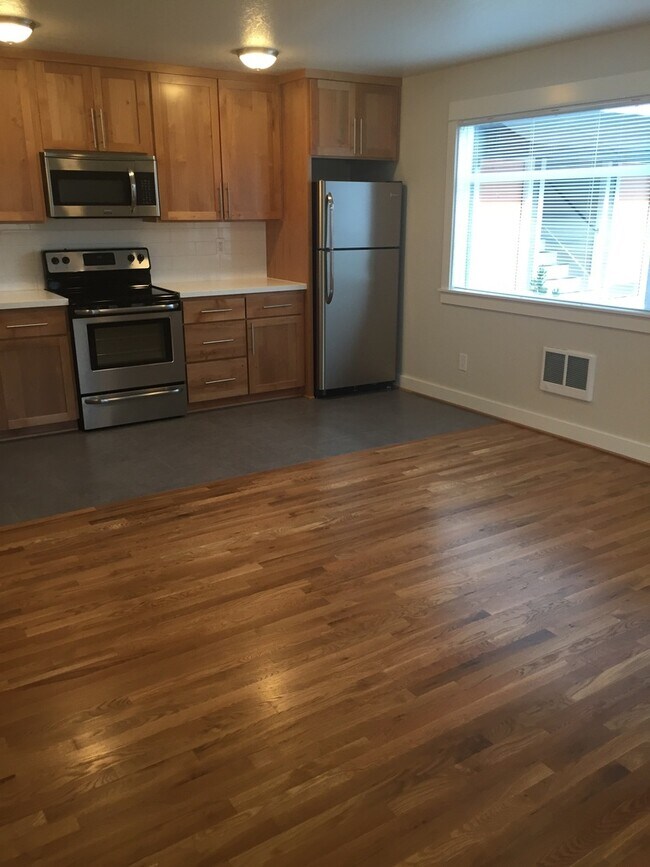 Building Photo - Private Modern 2Br Hardwoods, Quartz, SS A...