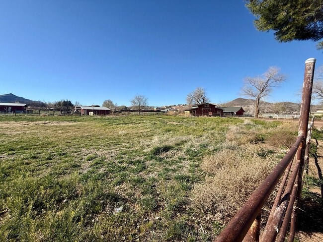 Building Photo - Beautifully Remodeled Three Bedroom Home on 2 Acres with Horse Privileges in Hurricane