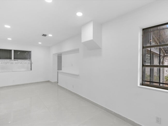 Building Photo - 4331 SW 31st Dr