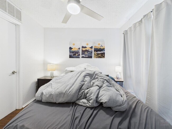 Building Photo - 806 W 24th St