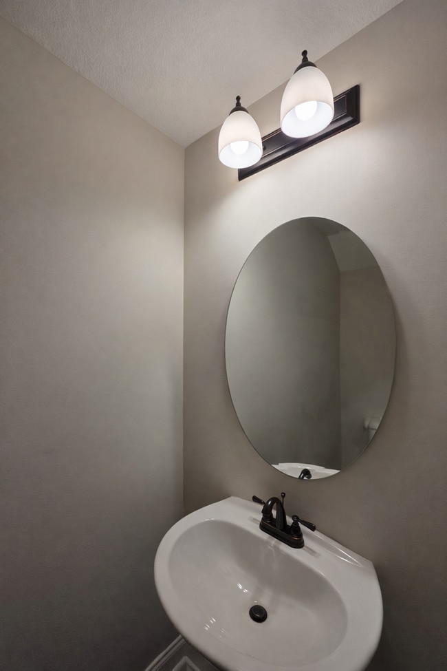 Building Photo - Modern 3 Bedroom Townhome in Prime Location