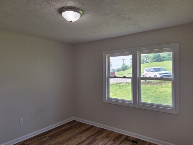 Building Photo - Duplex located in the heart of Oak Ridge.