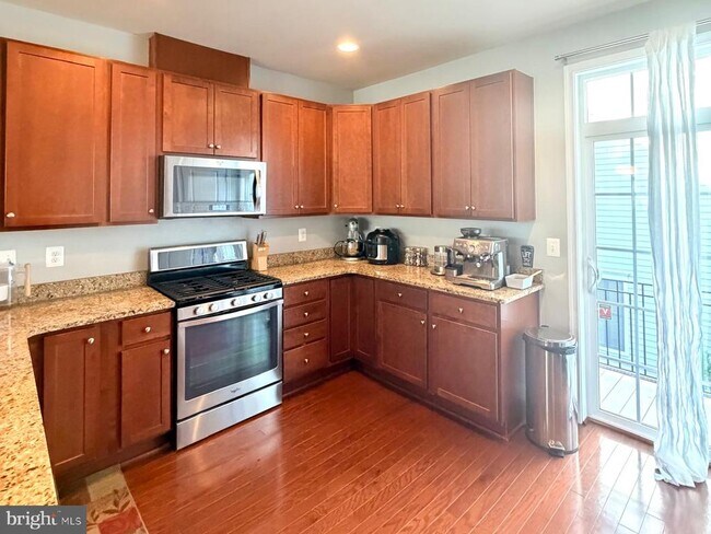 Building Photo - 81 Linden Pl