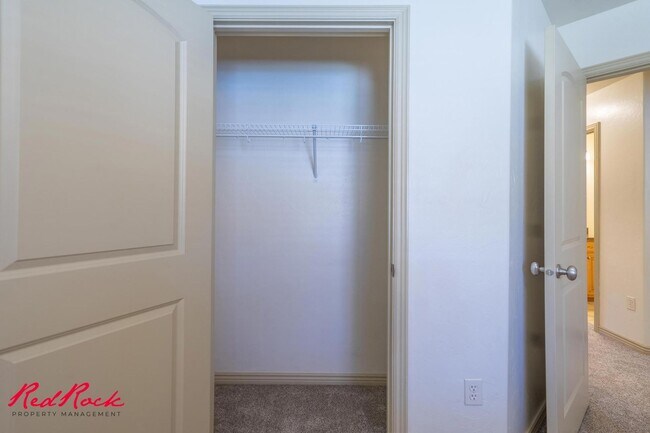 Building Photo - 3 Bedroom Townhome In Fossil Hills!