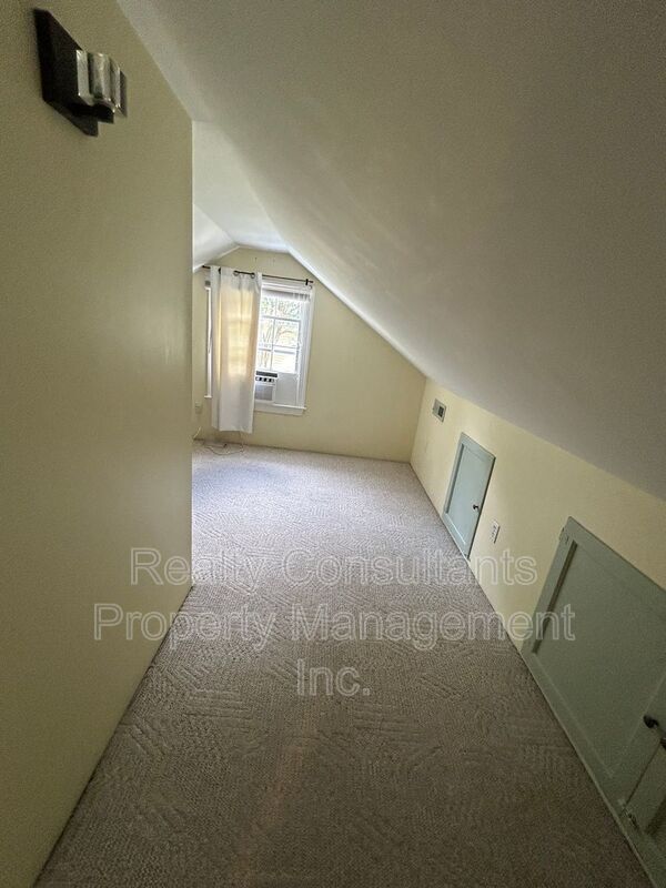 Building Photo - 2461 Lyndhurst Ave