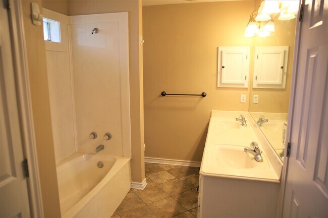 Building Photo - 3510 Vienna Dr