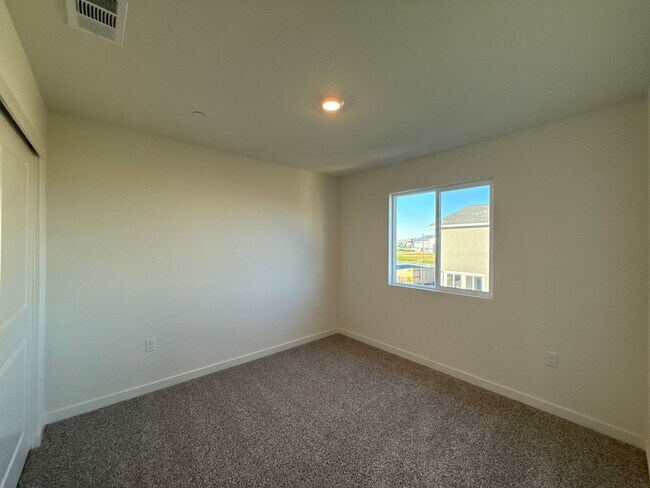 Building Photo - Spectacular New 5/3 Bath Available Now!