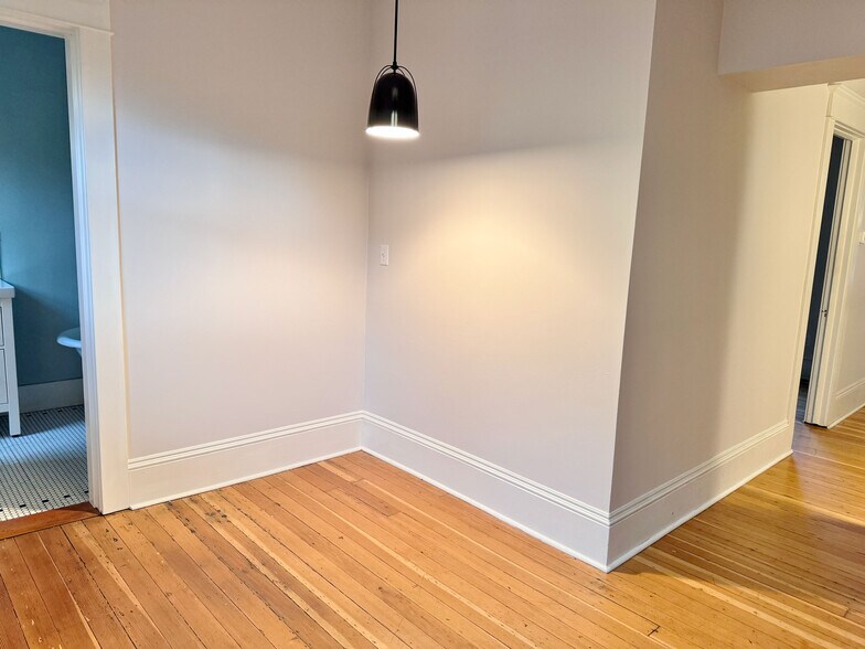 Building Photo - 1523 SE Ankeny St