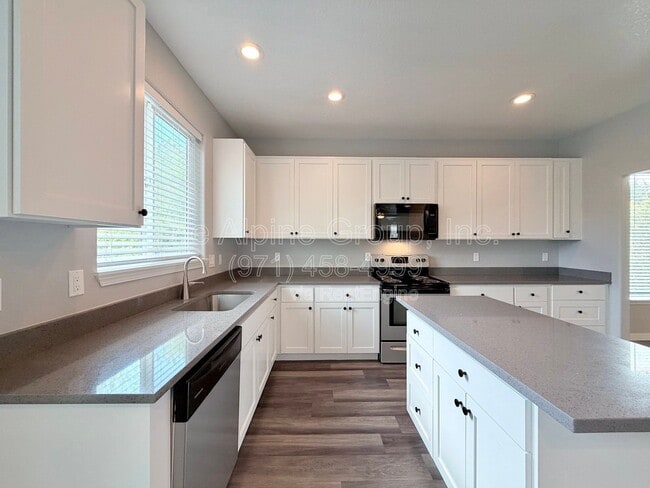 Building Photo - 5847 SW Coventry Pl