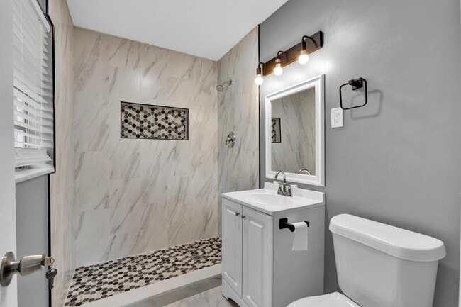 Building Photo - 815 Sherwood Dr