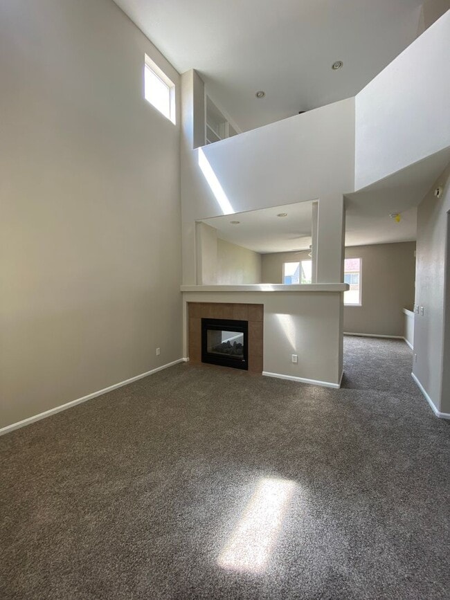 Building Photo - Newly Remodeled 3 Bedroom Home in Claremon...