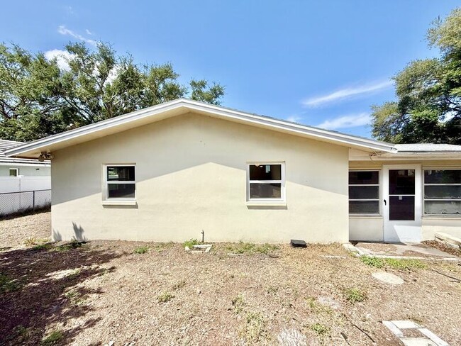 Building Photo - 1501 S Hillcrest Ave