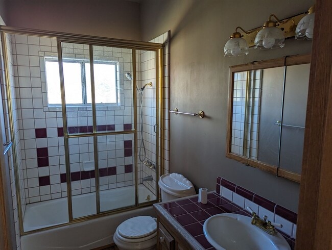 Building Photo - Very large 5 Bedroom