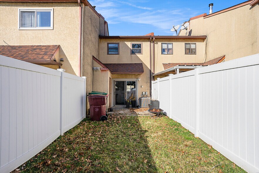 Building Photo - 2280 Suzann Dr