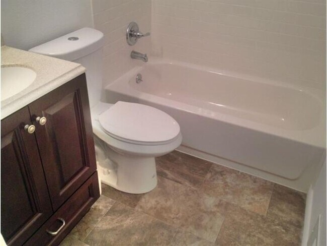 Building Photo - Charming 4BR House in Edgewater