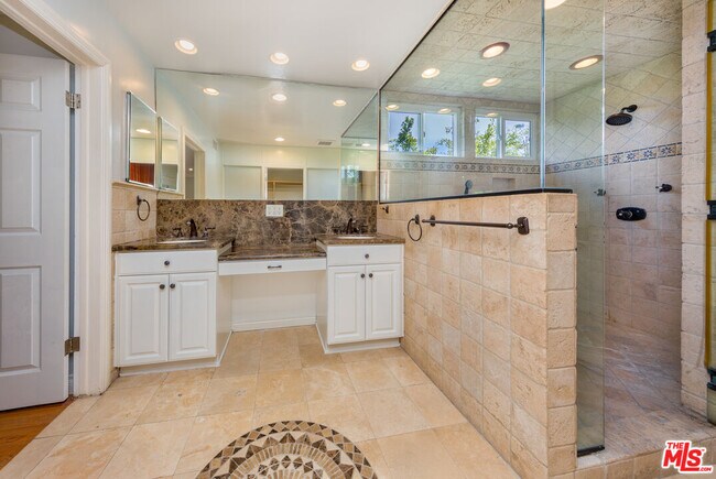 Building Photo - 9808 Hillgreen Pl