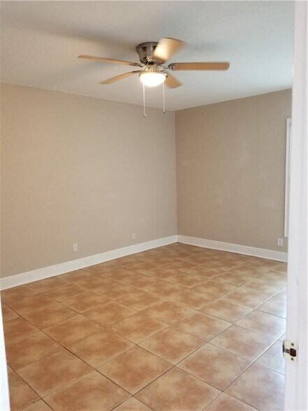 Building Photo - 430 Commodore Dr