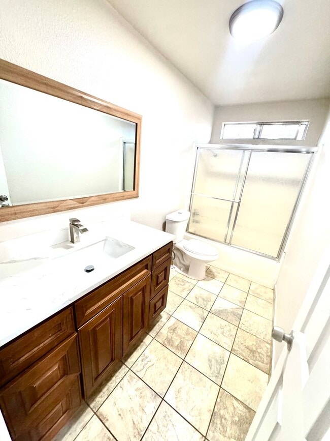 Building Photo - Enchanting Bakersfield property just 10 mi...