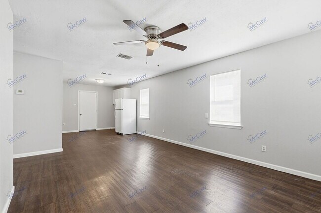 Building Photo - 217 Joyce St