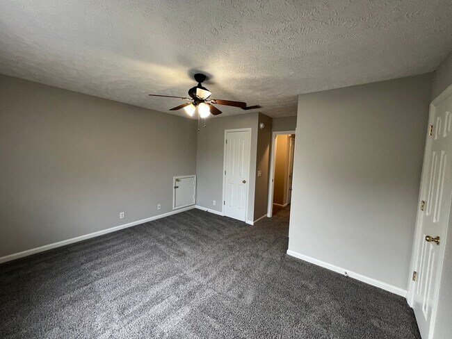 Building Photo - Spacious 4 Bedroom 2.5 Bath Available Now!