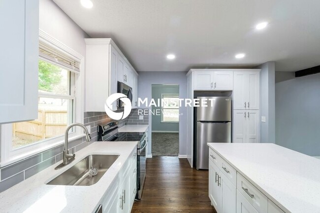 Building Photo - 4 Bedroom Pet-Friendly Home in Overland Park, KS with Main Street Renewal