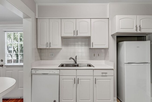 Building Photo - 2 Bed, 2 Bath in the Garden Homes neighborhood of Greensboro!