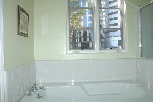 Master Bathroom Tub - 1250 Midvale Ave